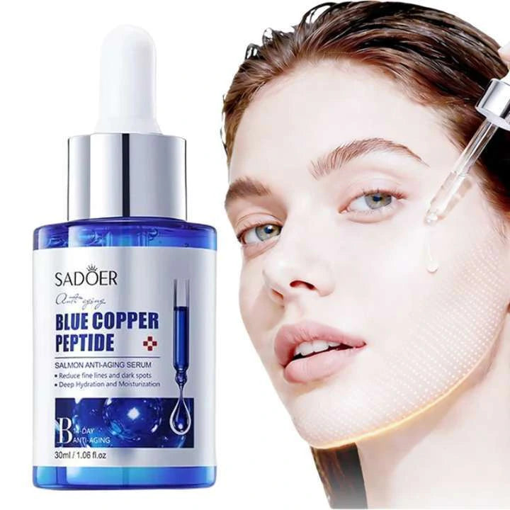 Sérum facial péptido de cobre azul SADOER 30 ml junto a modelo aplicándolo