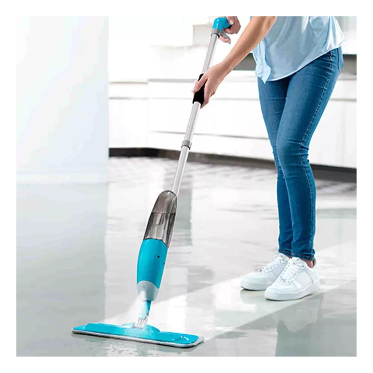 Mujer trapeando con la mopa spray con rociador