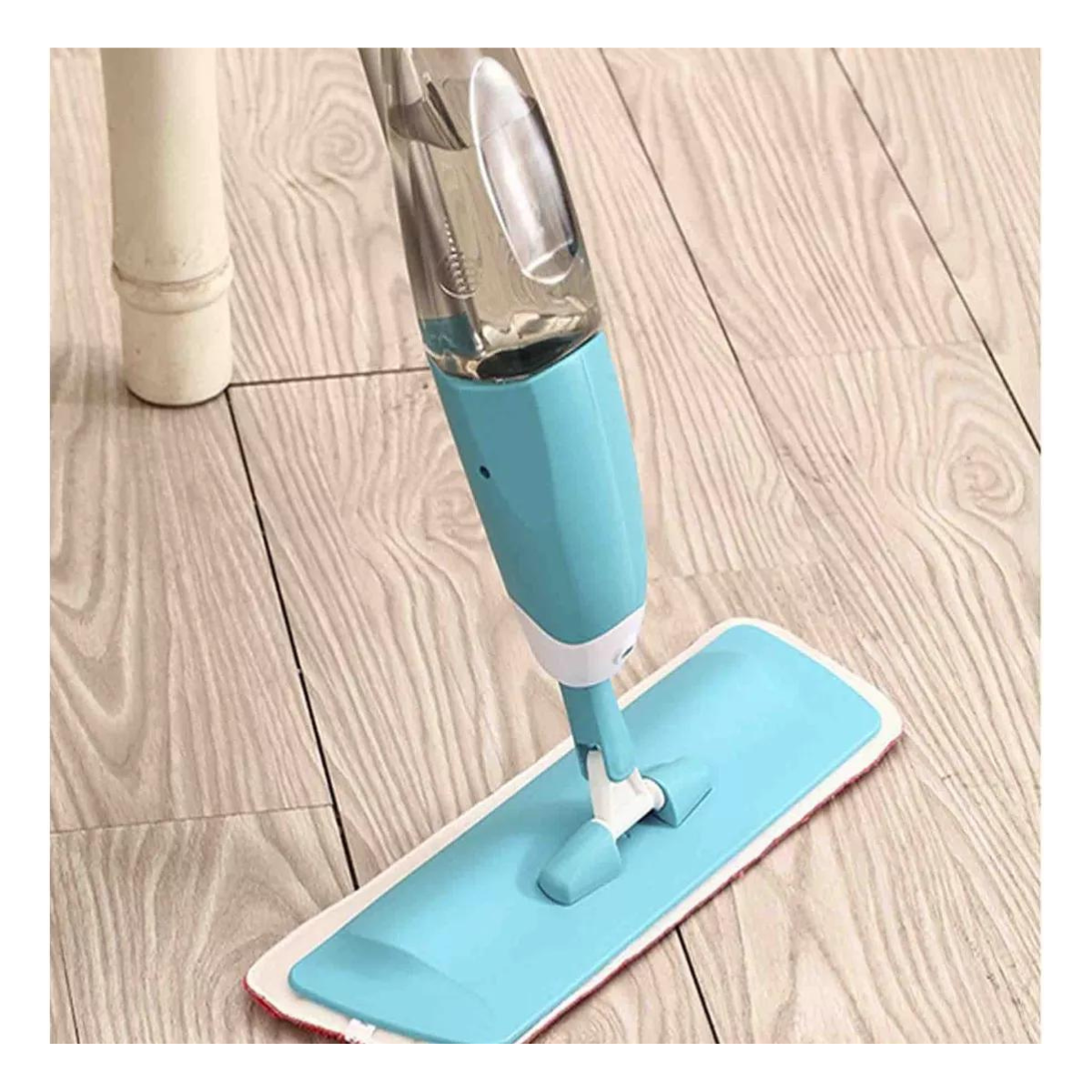 Cabezal plano de la mopa spray sobre piso de madera