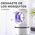 Lámpara atrapa mosquitos LED UV blanca con mosquitos alrededor