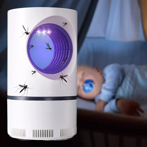 Lámpara atrapa mosquitos funcionando junto a un bebé durmiendo