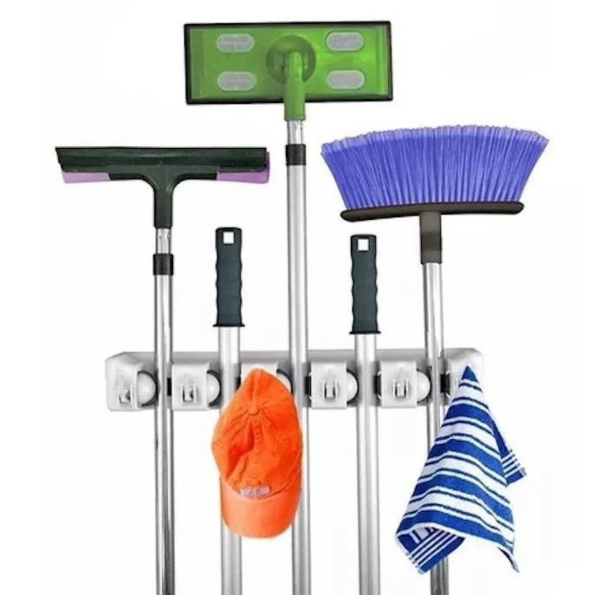 Organizador de pared sosteniendo escobas, mopas, gorro y paño